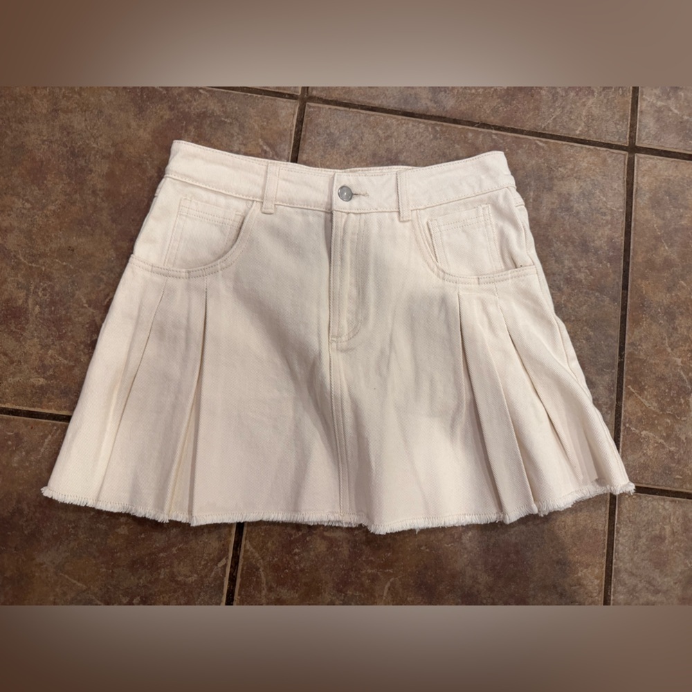 Chelsea & Violet Cream Pleated Mini Skirt NWOT
